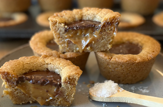 Cookie cups med karamel og chokolade