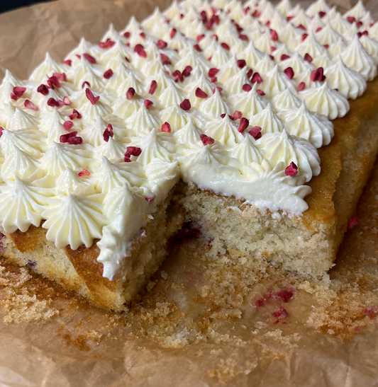 Hindbærkage med hvid chokoladefrosting