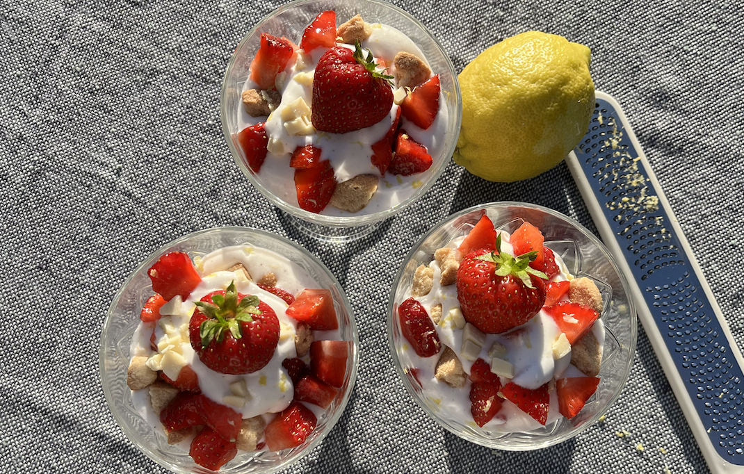 Trifli med jordbær og koldskålscreme