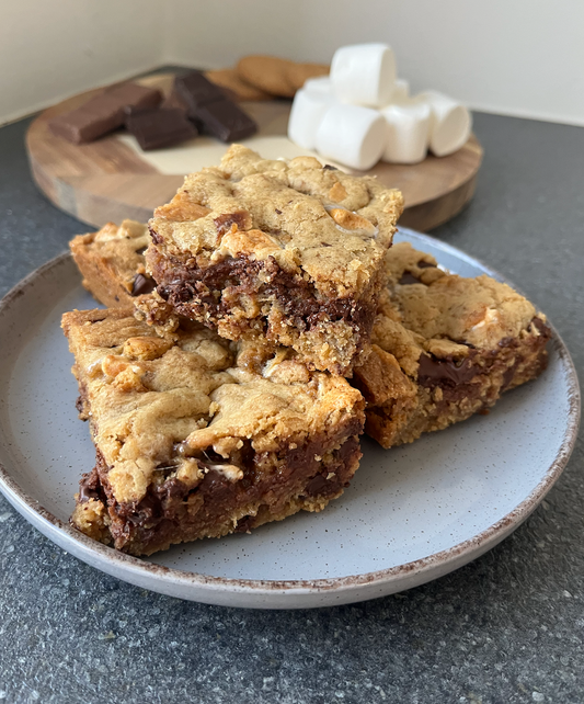 Cookie bars med skumfiduser, kiks og chokolade